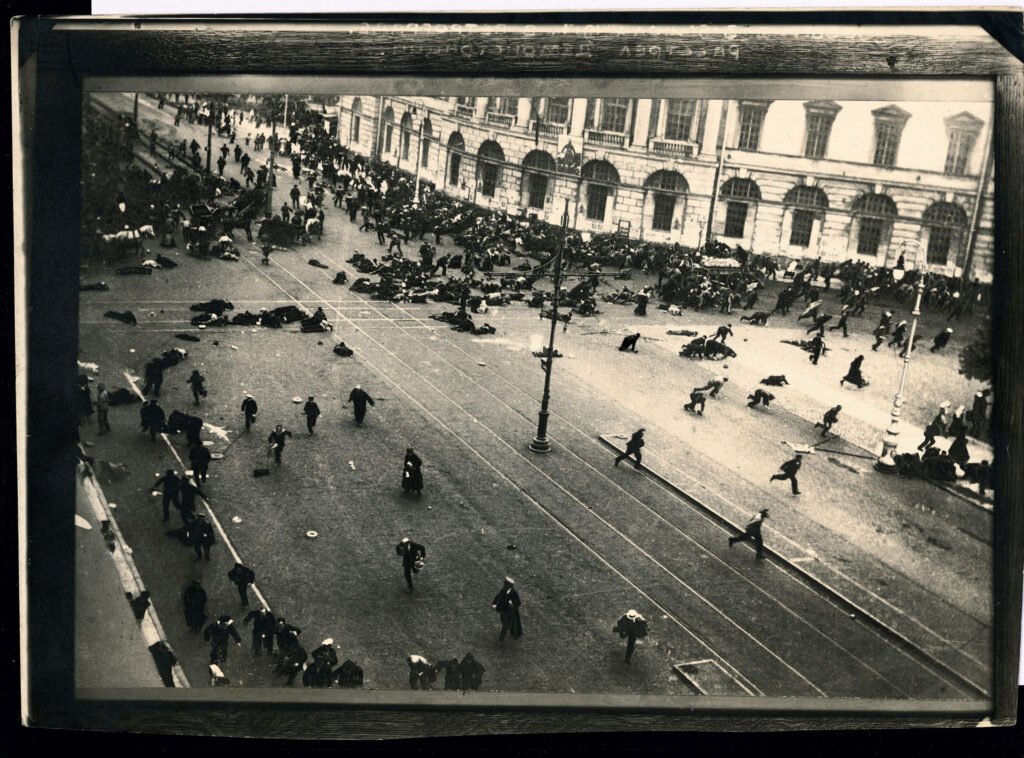 Orang ramai bertempiaran di Nevsky Prospekt, Petrograd, semasa Hari-hari Julai 1917