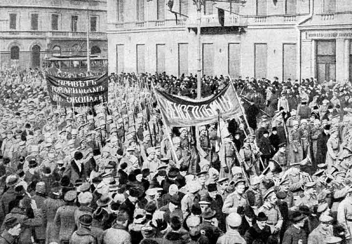 Sekumpulan askar berarak di jalan Petrograd pada 1917